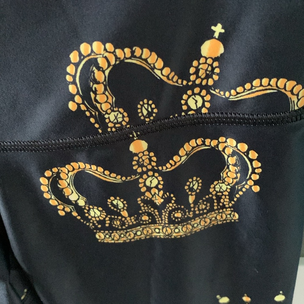 Victoria’s Secret Sport sz XS legging satiny feel and look crowns tiaras euc - Picture 4 of 8